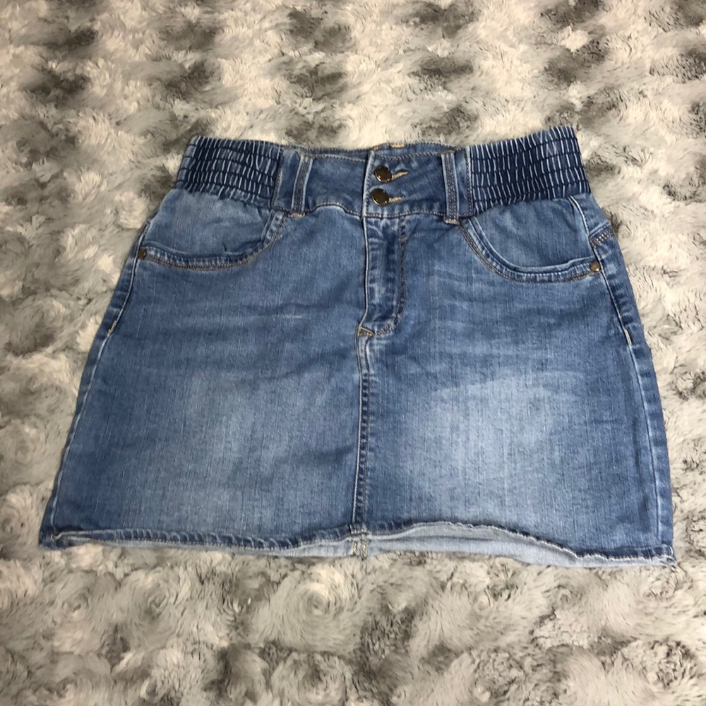 Cute denim skirt!